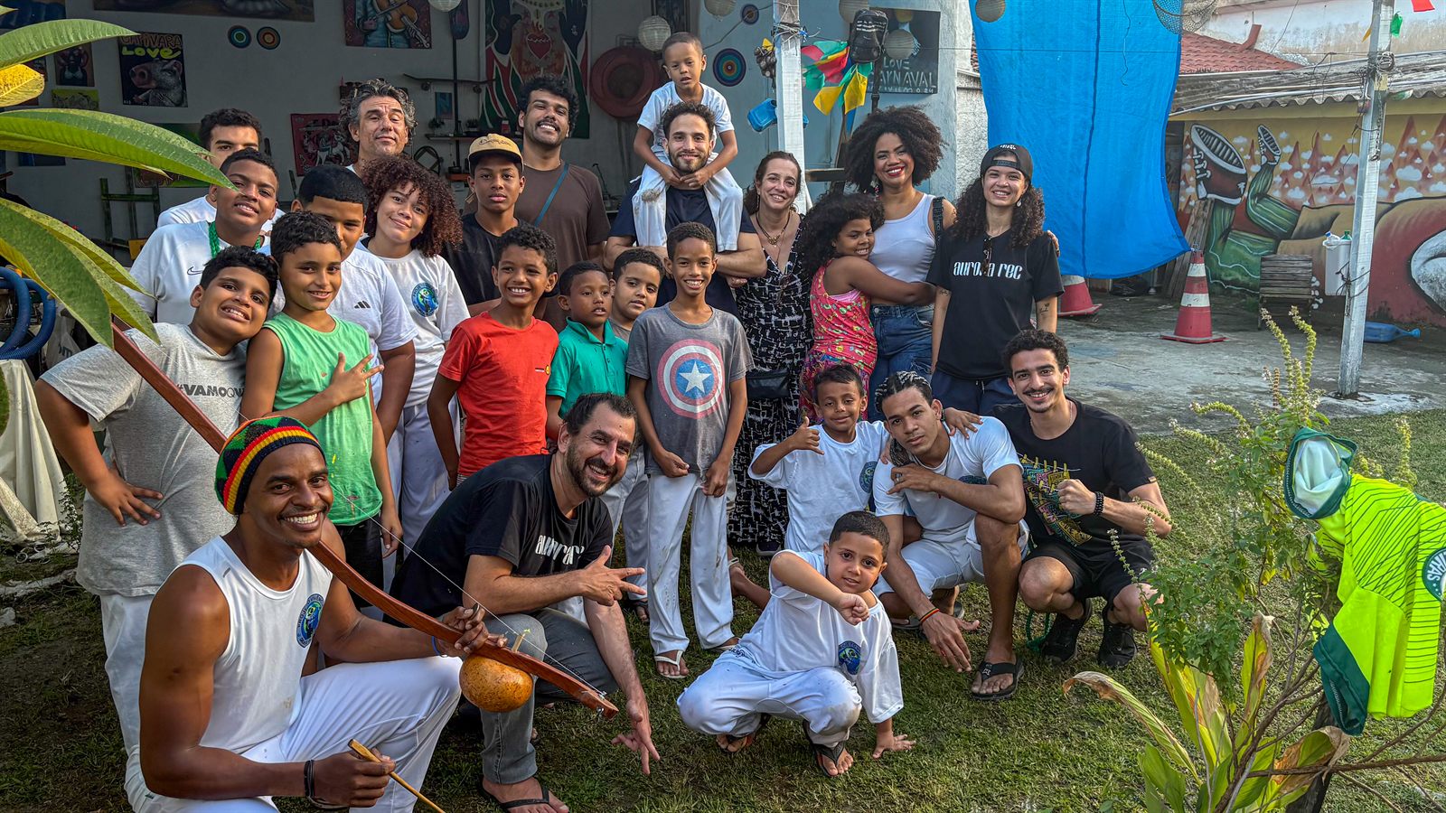 Vivência do projeto Raiar das Artes, com crianças e agentes culturais reunidos em roda