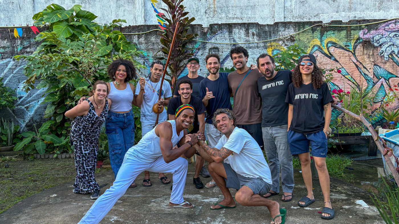 Vivência artística com crianças no projeto Raiar das Artes
